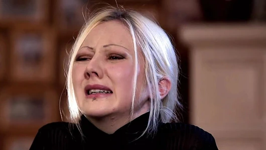 Kız kedi ağrılı bir cihazla doldurulmuş