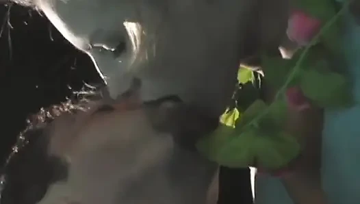 Adam onu yatak odasına götürüyor ve yatakta şişman amcık dudaklarını emiyor