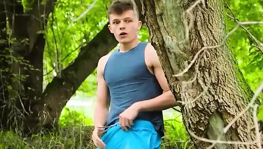 Johnny chris tarafından götünü sikerken, sonra Johnny yarağına taptırıyor