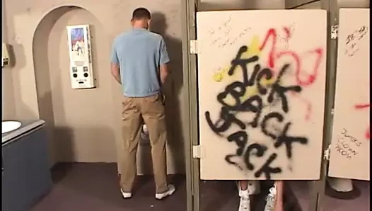 Sarışın sürtük okul tuvaletinde amını yalıyor ve sikiliyor