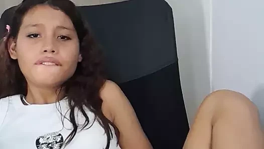 Sevimli kız yapay penisiyle nazikçe sikişiyor