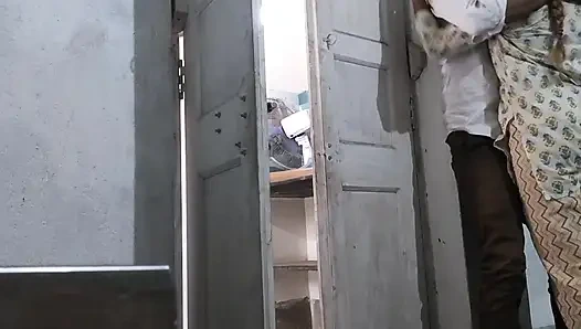 Hintli kız ve erkek arkadaşı sınıfta sessiz bir işaret yapmaya başlıyor
