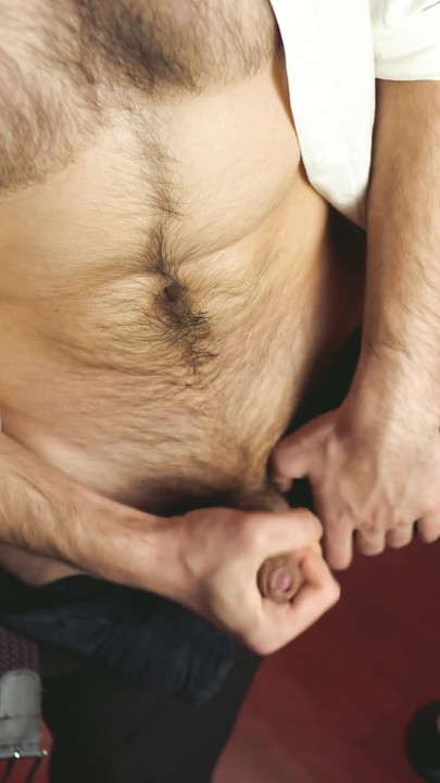 Takım elbiseli seksi adam mastürbasyon yapıyor. Noel Dero'dan yüksek sesle orgazm ve bolca boşalma | Klip 1