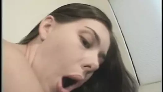 şehvetli esmer alır onu yuvarlak göt çarptı tarafından siyah damızlık