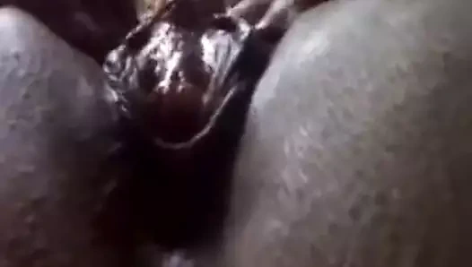 O ıslak klitorisini sert sikiyor