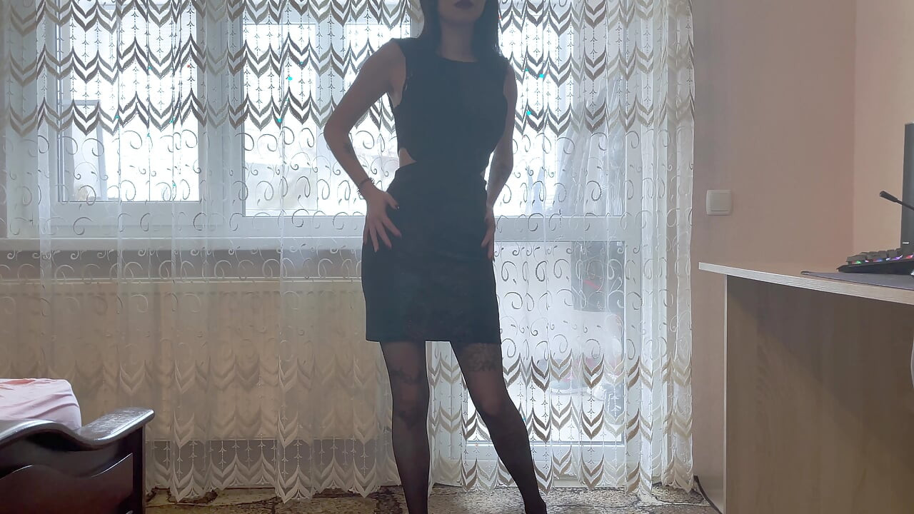 Seksi siyah elbiseli striptiz