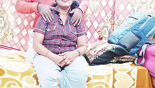 Büyük memeli Hintli kız öğrenci ve üvey erkek kardeşi - vücut masajı ve edepsiz konuşma