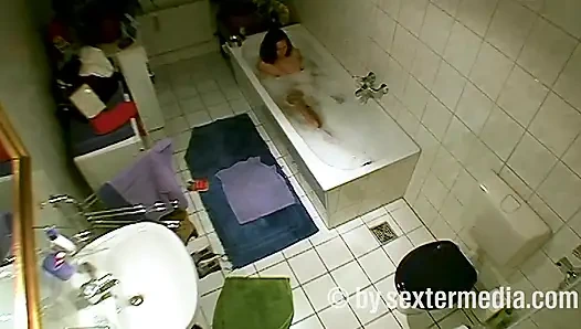 MILF Banyoda Kişisel Hijyen Yapıyor