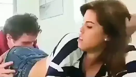 Oğlan kızı öpüyor ve yalıyor