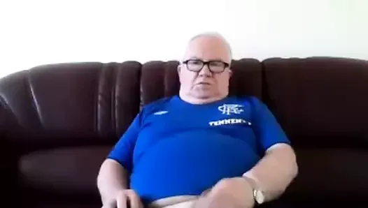 Yaşlı adam onun küçük sarkık kesilmemiş willy ile oynuyor