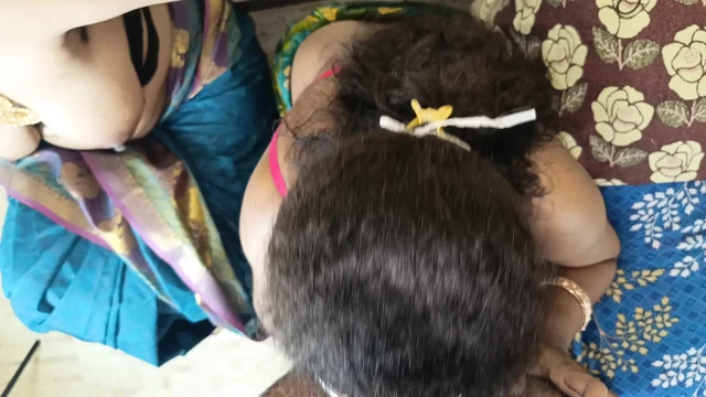 Вылизывание и сосание груди с замужней женщиной