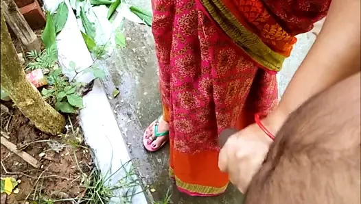 Desi Kamwali Bai ko garden me le jakar pela