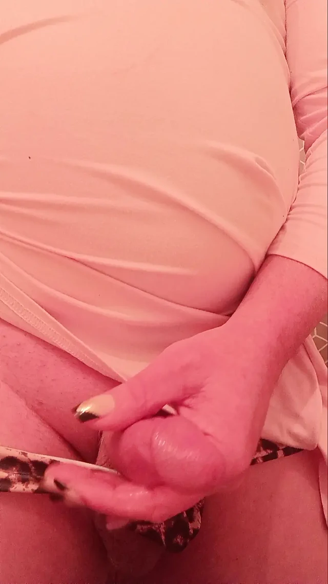 Giyinmiş mastürbasyon yapıyor