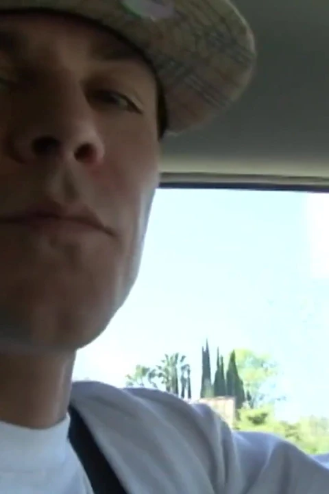 Güzel bir yabancı sarışına binip amını yalayarak yardım ediyor