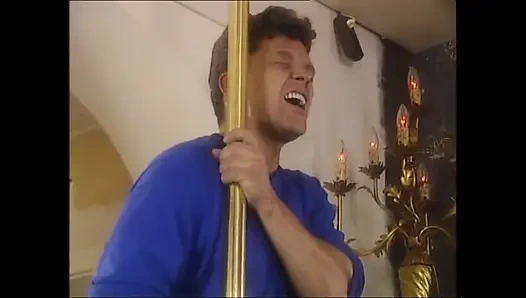 Sarışın azgın direk dansçısı müşterisinin büyük bir yarağını emiyor