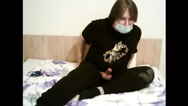 Genç oğlan kamerada mastürbasyon yapıyor ve boşalıyor