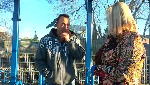 Büyük memeli sarışın ağzındaki yarağı seviyor... Piercingli amcık sikişi