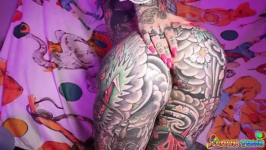 Palyaço kasabası ep.4: ateşli kaplan Lilly dölleniyor ve içeri girdi