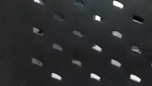 Sarı tişörtlü büyük emilebilir memeler