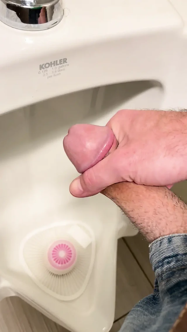 umumi banyoda pissing - sert şipşak için yumuşak dick