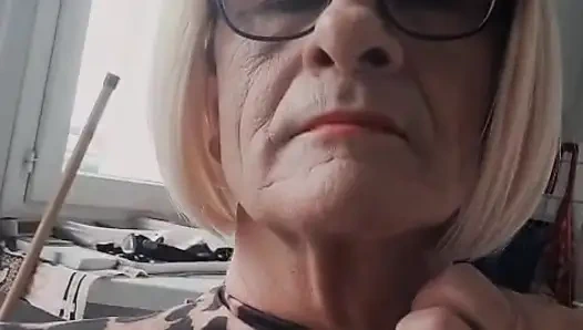 Leopar elbiseli yaşlı sürtük