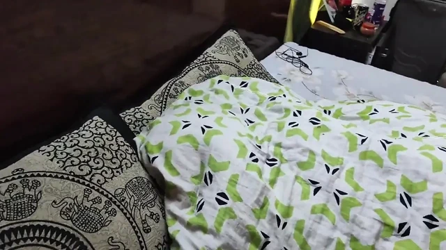 Hintli üvey kız kardeşini odasında sikiyor