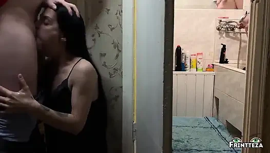 Kocam duşta çamaşır yıkarken bir komşu beni ağzımdan sikiyor