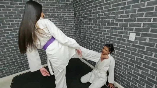 Karate dövüşü Amanda Nataly'ye karşı - model ayaklarla güç tekmeliyor