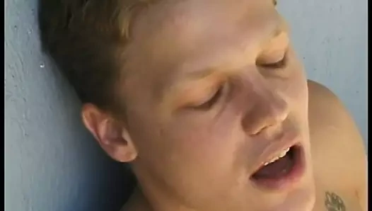 Muhteşem genç adam açık havada sopasıyla oynamayı seviyor