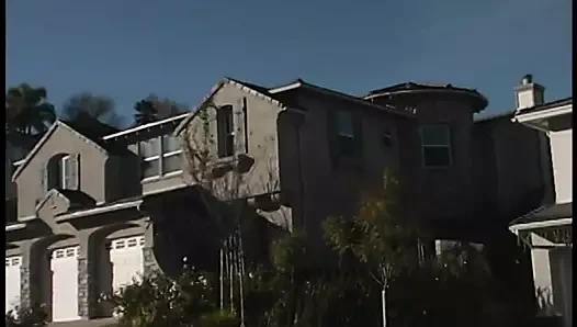 Gecelikli seksi esmer kadın ateşli iri parçayı baştan çıkarıyor ve onu sikiyor