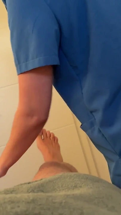 Bir masaj beklenmedik bir şekilde sınırı geçtiğinde | Klip 1