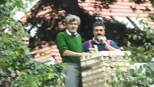 Çarpıcı yuvarlak götlü sarışın, büyük bir yarakla götten sikiliyor