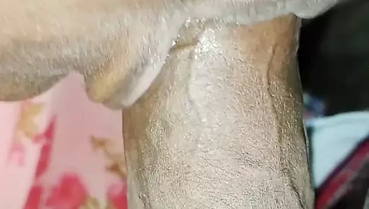 Tamil desi evli kadın kocasının büyük yarağını emiyor ve sonunda döl yutuyor