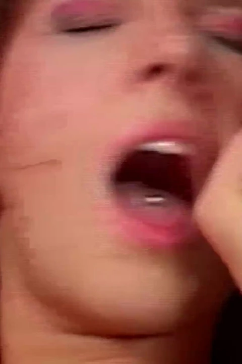 Lezzetli orta yaşlı seksi kadın tüm deliklerinde sikiliyor