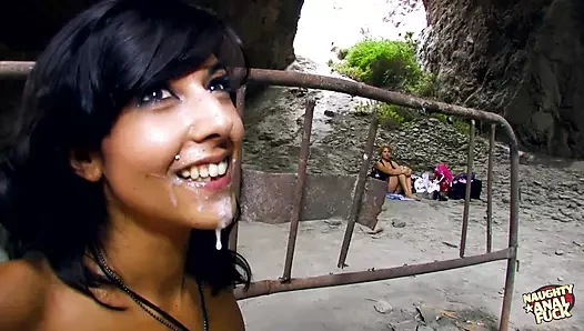 Erkek arkadaş sikiyle boğazını sikdikten sonra kız arkadaşının götünü parçalıyor