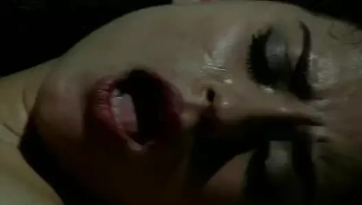 Klasik kızlar ateşli açık havada lezbiyen eyleminde büyük dildo paylaşıyor