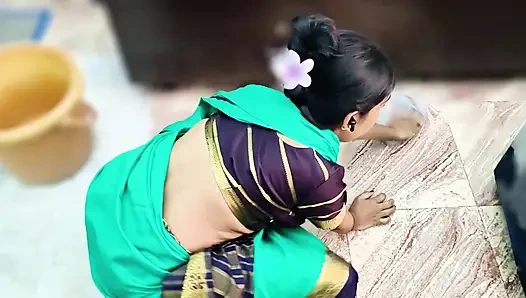 Hintli hizmetçi sari içinde sikiliyor, tam Hintçe seks videosu