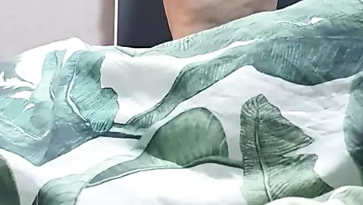 Üvey anne üvey oğlu yatağında çıplakken giyiniyor