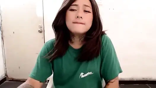 Ateşli dövmeli ladyboy senin için mastürbasyon yapıyor