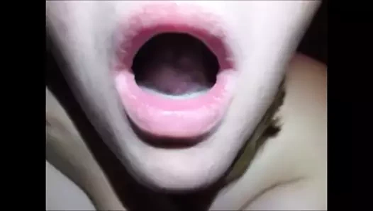 Sevimli mavi gözlü sarışın emiyor ve kalın döl yutuyor