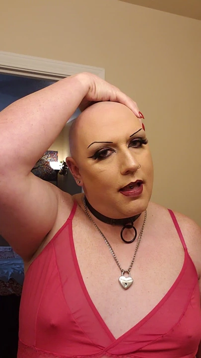 Köle bebek sahibe tarafından söyleneni yapıyor