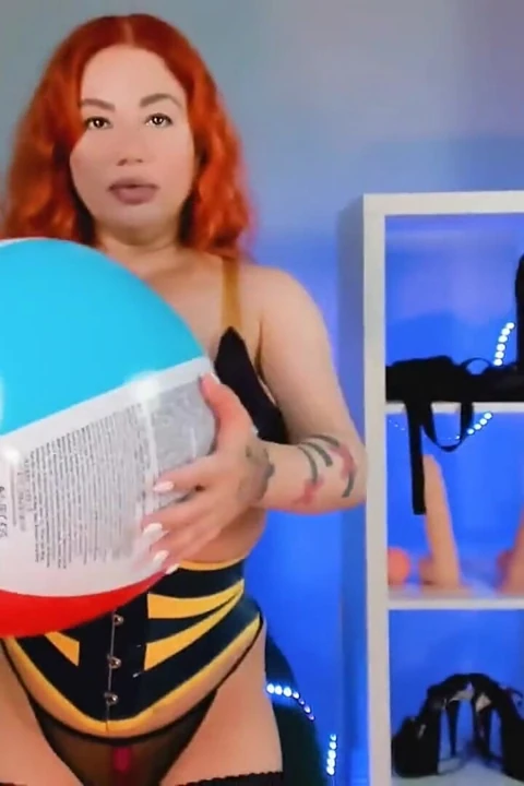 Üvey annen tarafından plaj topu şişiriliyor