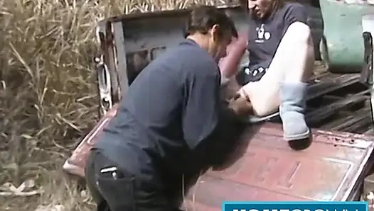 İnce hatun Cody açık havada kovboy kızda paslı büyük yaraktan zevk alıyor