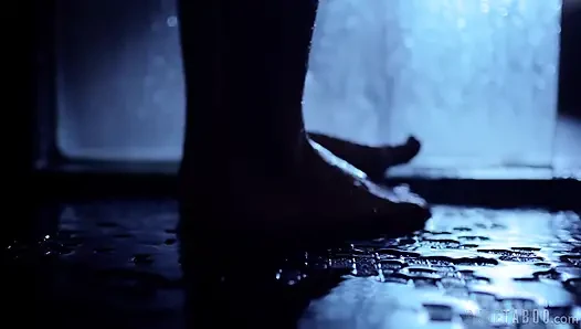 Saf tabu Emily Willis iki dominant delikanlıya tamamen boyun eğiyor