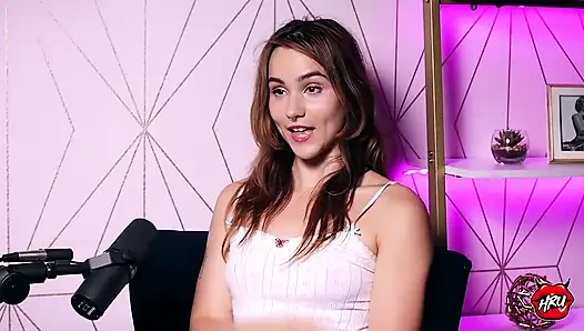 Ophelia Fae yetişkin eğlencesinde lezbiyen olarak gerçek kalmaya devam ediyor