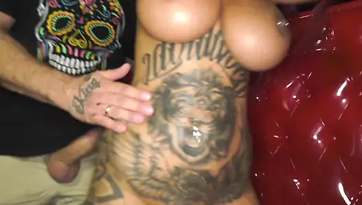 Genç kadın son derece ereksiyonlu bir yarağı emiyor