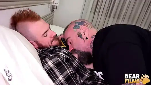 Bearfilms dövmeli Jay Behr Mac Curtis'in vahşi yarağını istiyor