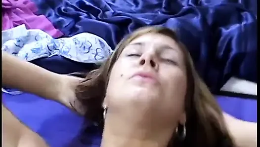 Esmer kadın yatakta yatarken sıkı amına yarak alıyor