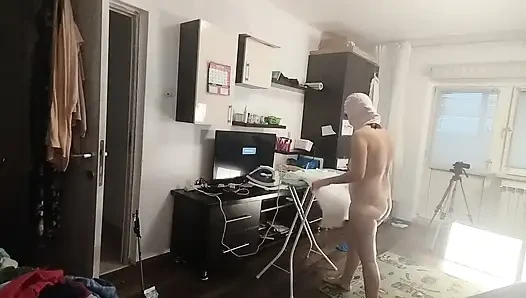 Seksi Esmer Evin Etrafında Çıplak Ev Işleri Yapıyor.