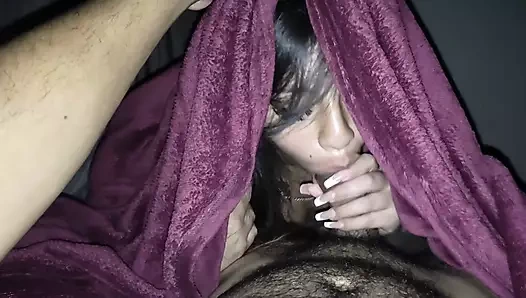 Çarşafların altına saklanıyor ve beni emiyor